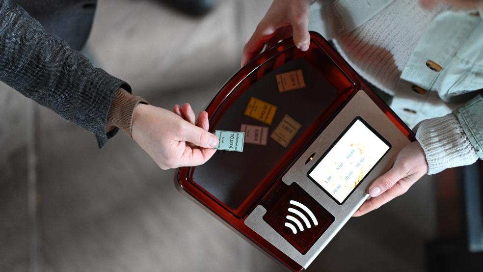 Als Alternative zur digitalen Spende besteht die Möglichkeit, auch mit im Vorfeld erworbenen Kollektenbons zu spenden. © Penning/dpa