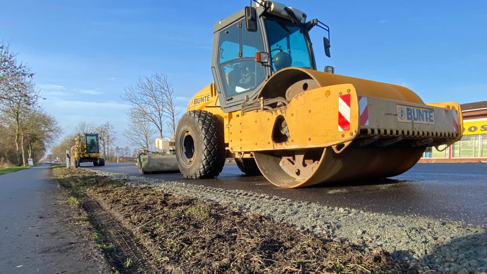 Die Vollsperrung der B 436 zwischen dem Kleinen Bollen und dem Kreisel in Möhlenwarf soll morgen Mittag aufgehoben werden. © Hanken