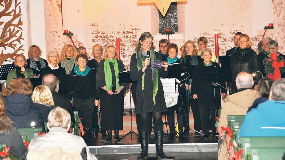 Chorleiterin Frauke Tillmann hob hervor, dass der Advent die Erwartungszeit voller Vorfreude auf das anstehende Weihnachtsfest ist und dass vor diesem Hintergrund die entsprechenden Lieder und Gedichte ausgewählt wurden.  © Foto: Wolters
