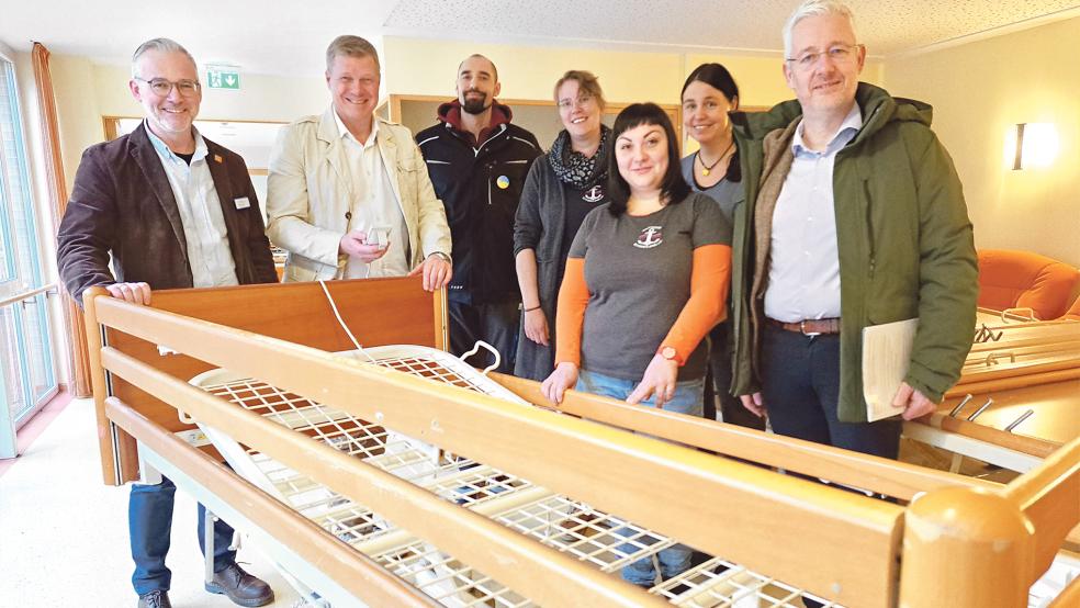 Vor der Beladung von zwei Lastwagen mit Pflegebetten und weiteren Hilfsgütern (von links): Seniorenheim-Leiter Hilko Siebens, der CDU-Landtagsabgeordnete Ulf Thiele, Roman Ganovschii vom deutsch-ukrainischen Verein »Blau-Gelbes Kreuz« aus Köln, Maike Potthast, Krystyna Havrylova und Kristina Szyska vom Verein »Hilfsanker Ostfriesland« sowie Landrat Matthias Groote.  © Foto: Szyska
