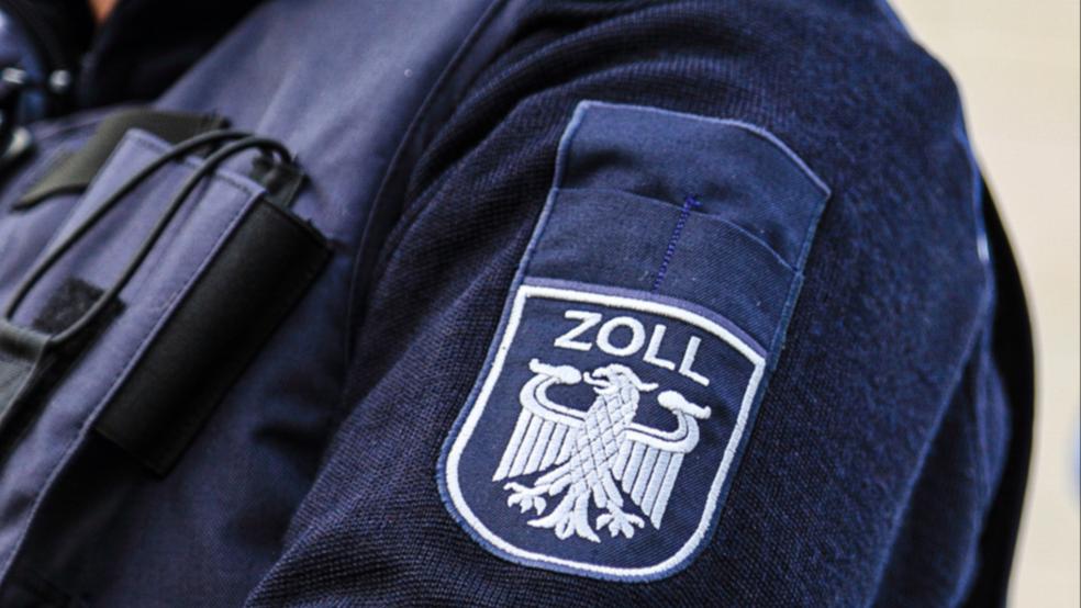 Die Beamten des Hauptzollamtes fanden in dem Auto unter anderem einen vollständigen Uniformrock sowie ein Messer und ein Bajonett mit NS-Symbolik. © Symbolfoto: Zoll