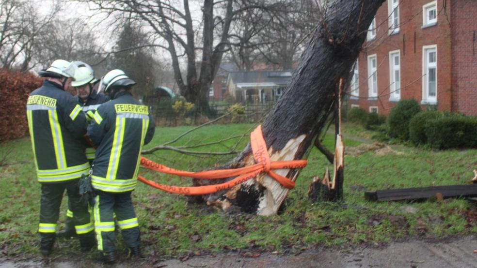 Die Feuerwehr Bunderhee war in der Steinhausstraße gefordert. Die Weeneraner Wehr war unterstützend im Einsatz. © Foto: Rand (Feuerwehr Weener)
