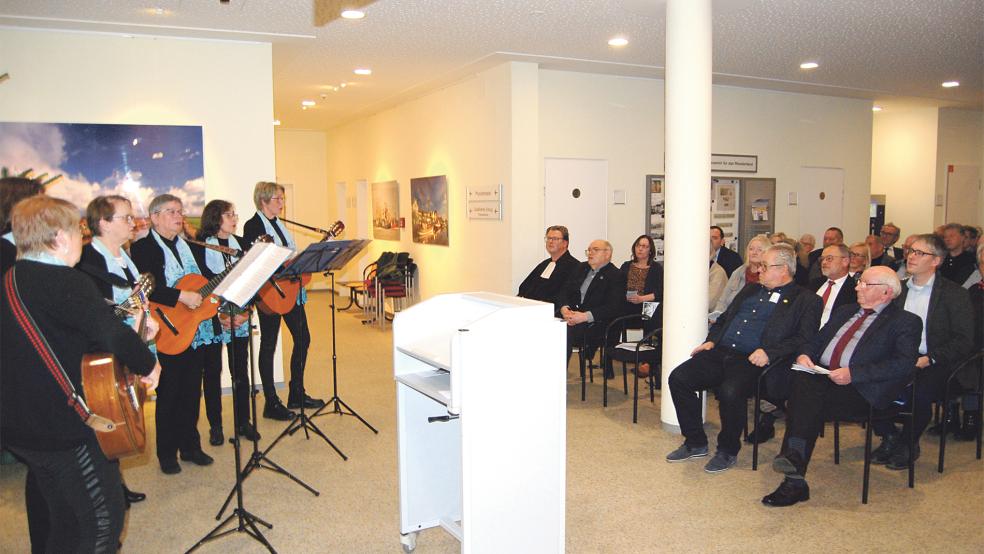 Der Gitarrenkreis Weenermoor begleitete die Weihnachtsfeier mit einigen Liedern.  © Foto: Hoegen
