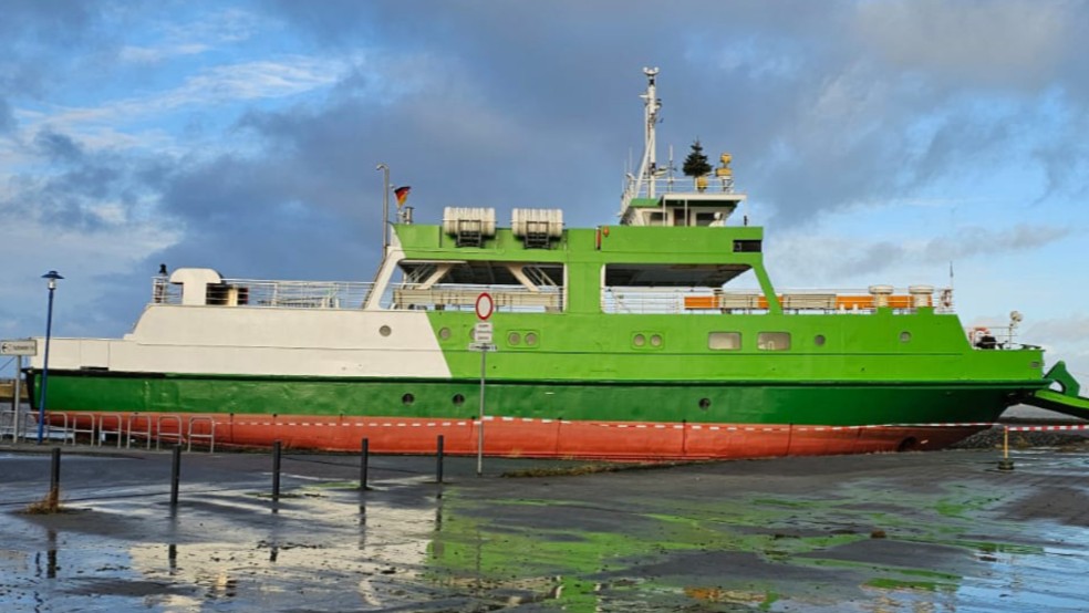 Die Inselfähre wurde in Neuharlingersiel an Land getrieben. © Foto: Wasserschutzpolizei