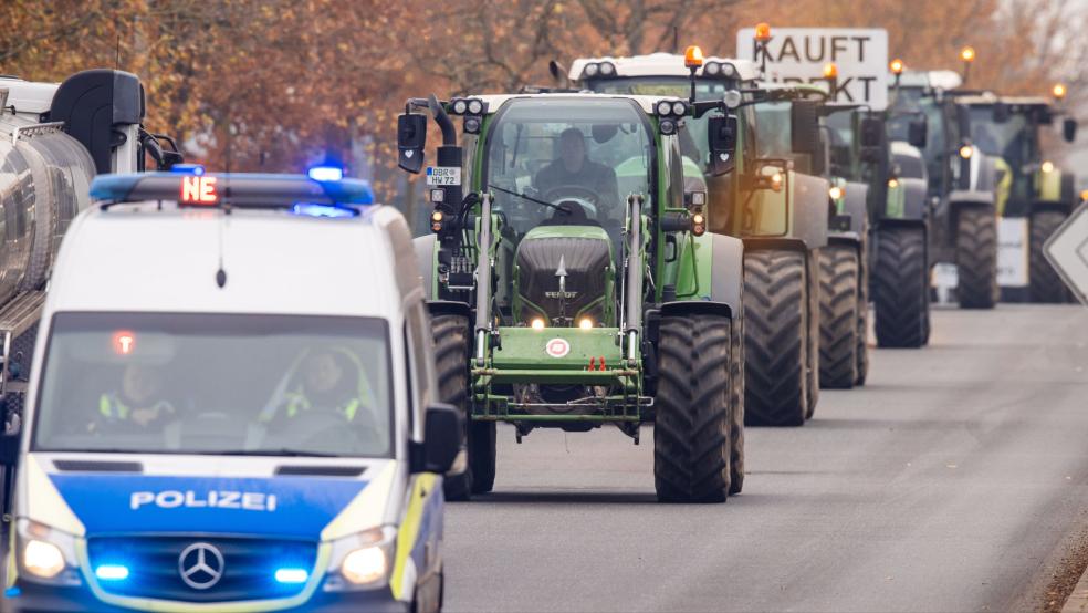 In Leer haben Landwirte bei einer Rundfahrt mit Taktoren am Donnerstag gegen das Ende der Subventionen für Agrardiesel demonstiert. Die Polizei begleitete die Kolonne. Hier ein Symbolbild. © dpa