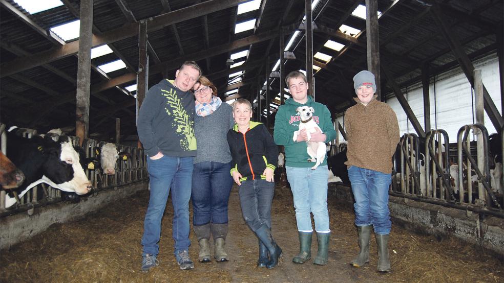 Sie sind oft gemeinsam im Stall: Peter und Steffi Brink mit ihren drei Söhnen Joost, Philipp (mit Hündin Frieda) und Enno.  © Foto: Hoegen