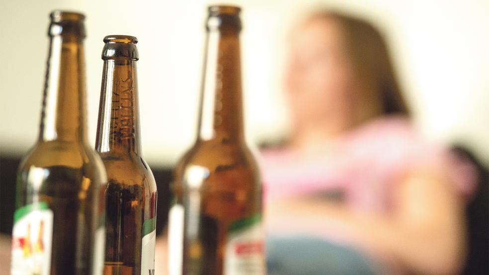 An den Feiertagen ist die Gefahr für Alkoholiker rückfällig zu werden, besonders groß. Die AA aus Leer sind deshalb auch an Weihnachten und Silvester erreichbar.  © Symbolfoto: dpa