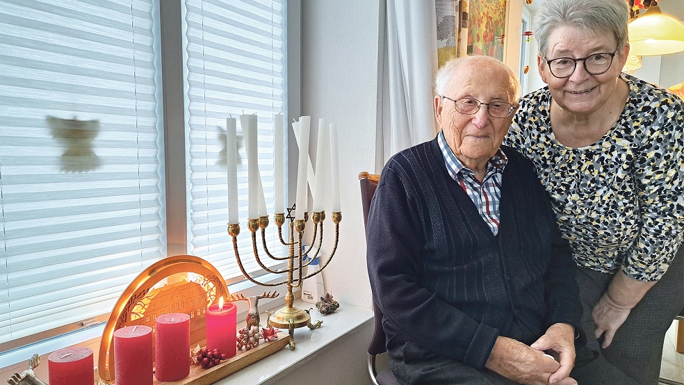 In der Wohnung von Albrecht Weinberg und Gerda Dänekas stehen der jüdische Chanukka-Leuchter mit neun Kerzen und das Brett mit den vier christlichen Adventskerzen auf der Fensterbank ganz selbstverständlich nebeneinander.  © Foto: Szyska