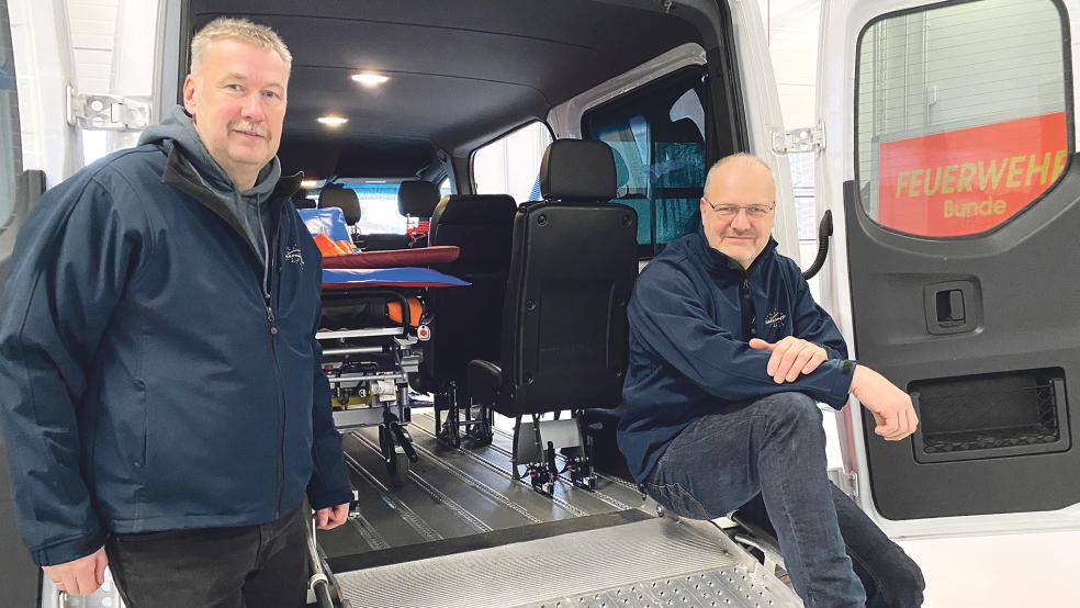 Im Feuerwehrhaus von Bunde ist der »Steernsnupp«-Stützpunkt. Hier steht auch das Wünschemobil, mit dem die Vorsitzenden Ernst Behrends (links) und Heiner Kruse und das Team des Vereins Herzenswünsche erfüllen.  © Foto: Hanken