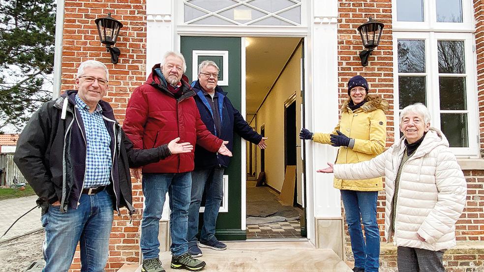 Hereinspaziert ins neue Bürgerhaus. Von links: Die Vorstandsmitglieder Walter Eberlei (Schriftführer), Bernhard Zuidema (Beisitzer), Hinderk Wurps (2. Vorsitzender), Ina Timpe (Beisitzer) und Henriette Remmers (1. Vorsitzende) schwelgen in Vorfreude auf die künftigen Aktivitäten.  © Fotos: Hanken