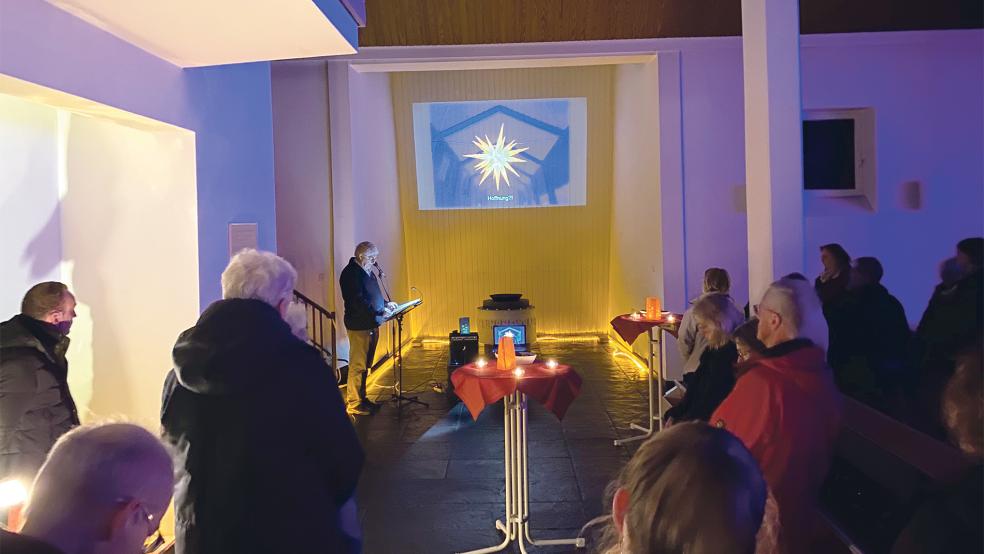 Pastor Bernd Passarge hielt beim Friedensgebet in Bunde eine Andacht.  © Foto: Kuper