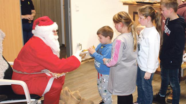 Feuerwehrkinder reich beschenkt