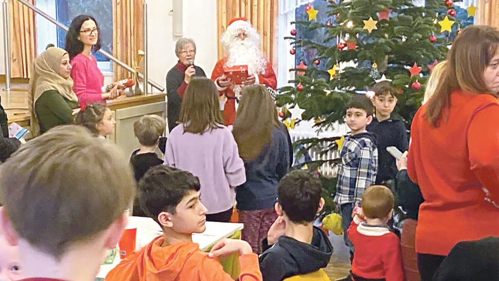 Menschen aus vielen verschiedenen Kulturen kamen zu der Weihnachtsfeier in Wymeer.  © Foto: privat