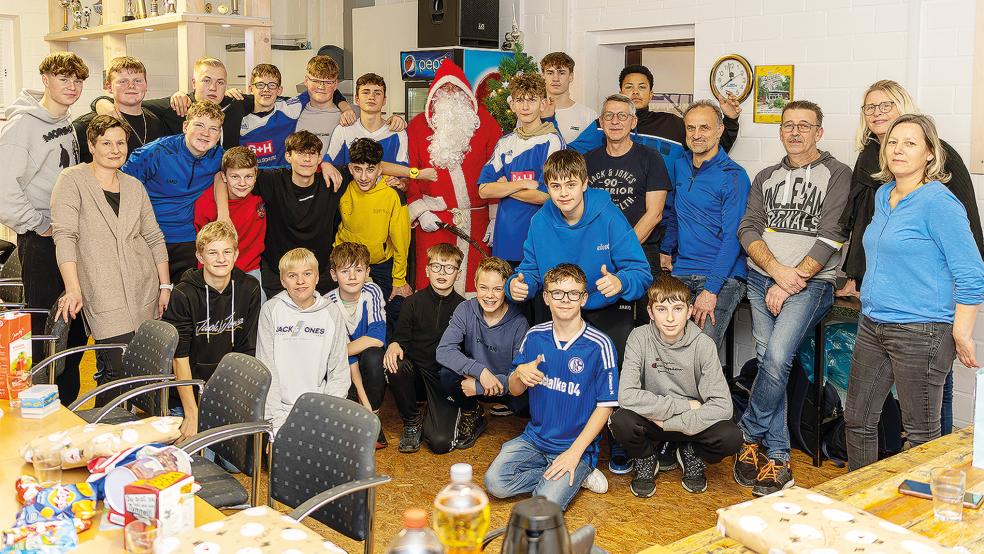 Weihnachtsmann Carsten Winterboer (Mitte) besuchte die Weihnachtsfeier der C-Jugend des TuS Holthusen im Vereinsheim. Die Spieler erkannten ihn recht schnell, freuten sich aber dennoch über die Überraschung.  © Foto: Jungeblut