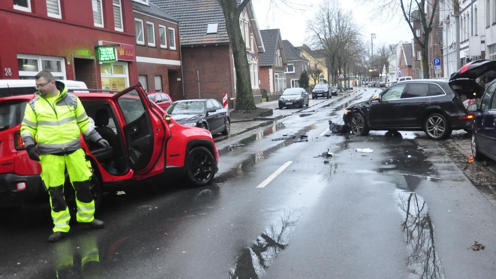 Vier Autos wurden bei dem Unfall beschädigt © Wolters