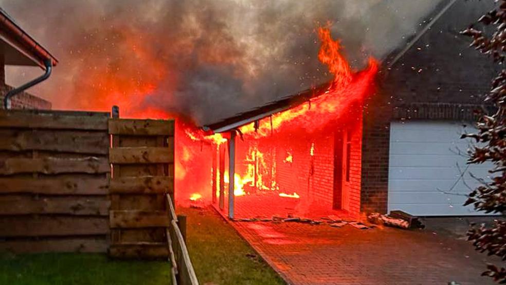 Der Schuppen stand lichterloh in Flammen. © Feuerwehr