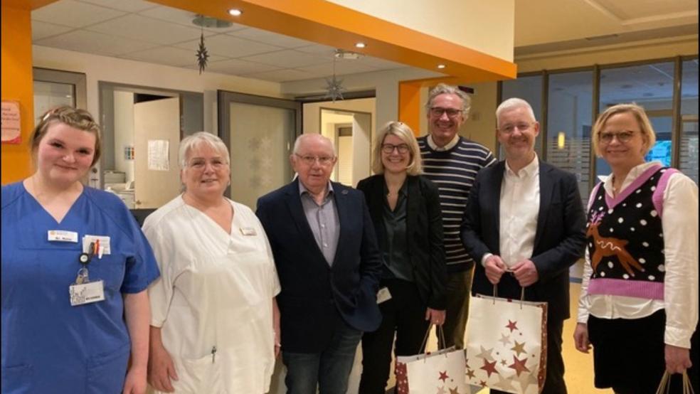Posierten nach der Bescherung noch für ein gemeinsames Foto (von links): Nane Niemeyer, Barbara Lauströer, Jakobus Baumann (Vorsitzender Krankenhausverein), Daniela Kamp (Prokuristin) Dr. Markus Dornbach (Chefarzt Innere Medizin) Matthias Groote (Landrat) und Heike Kliegelhöfer (Pflegedirektorin). © Privat