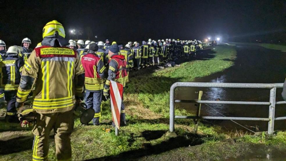 Hunderte von Feuerwehrkräften kämpfen gegen die Fluten. © Ype de Boer/Feuerwehr Uplengen