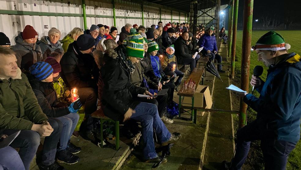 Hundert Menschen trafen sich in Stapelmoor, um sich musikalisch auf Weihnachten einzustimmen. © Kuper