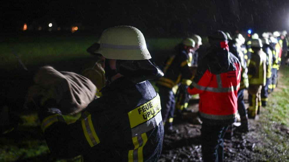 Die Deiche sind erfolgreich gesichert worden. © Penning/dpa