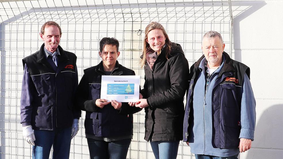 Ronja Rohlfs (Zweite von rechts) von der Hochschule Emden/Leer übergab die Spendensumme an die ehrenamtlichen Mitarbeiteter, Jürgen Rosendaal (von links), Tanja de Gortes, und Siebrand Boom von der Emder Tafel.  © Foto: Privat