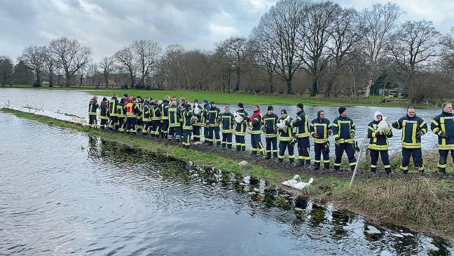 Widerstand gegen die Fluten bis tief in die Nacht