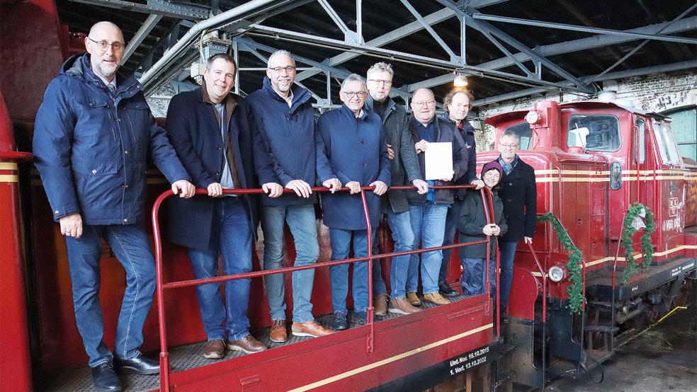 Olaf Meinen übergab den Förderbescheid an die MKO-Vereinsmitglieder.  © Foto: Landkreis Aurich