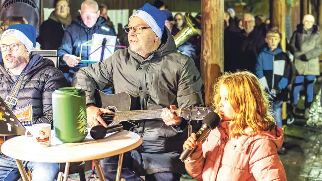 Weihnachtslieder singen: Gelungene Premiere beim TuS Holthusen