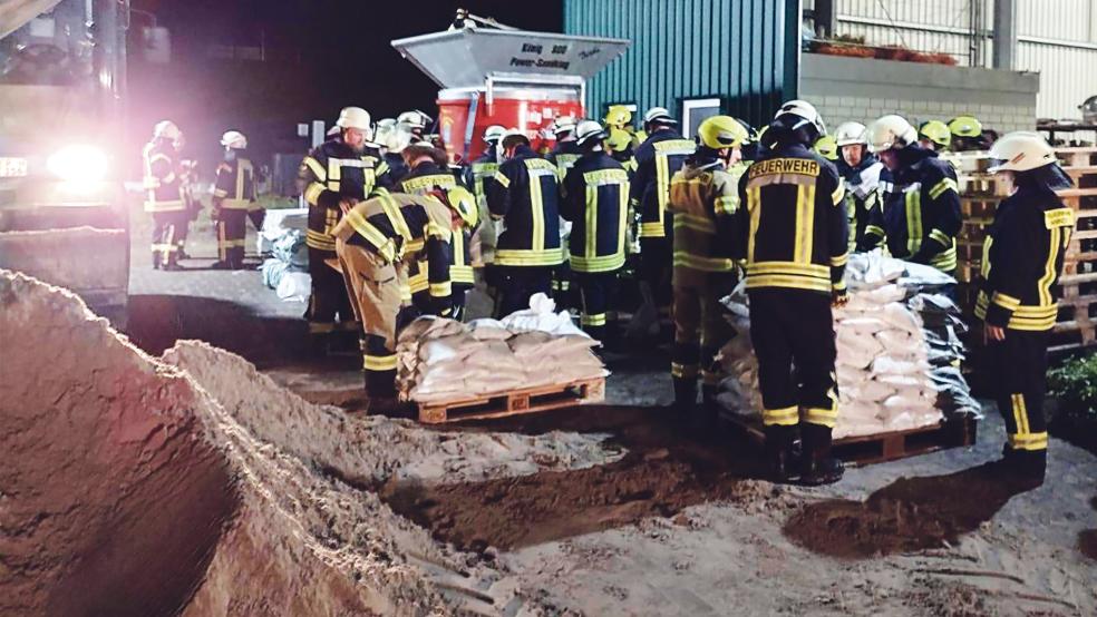 Mit der Abfüll-Anlage der Kreisfeuerwehr Leer wurden die bei der Deich- und Sielacht in Soltborg eingelagerten Säcke mit Sand gefüllt, anschließend zugenäht und dann zu den Einsatzorten transportiert.  © Foto: Rheider Deichacht