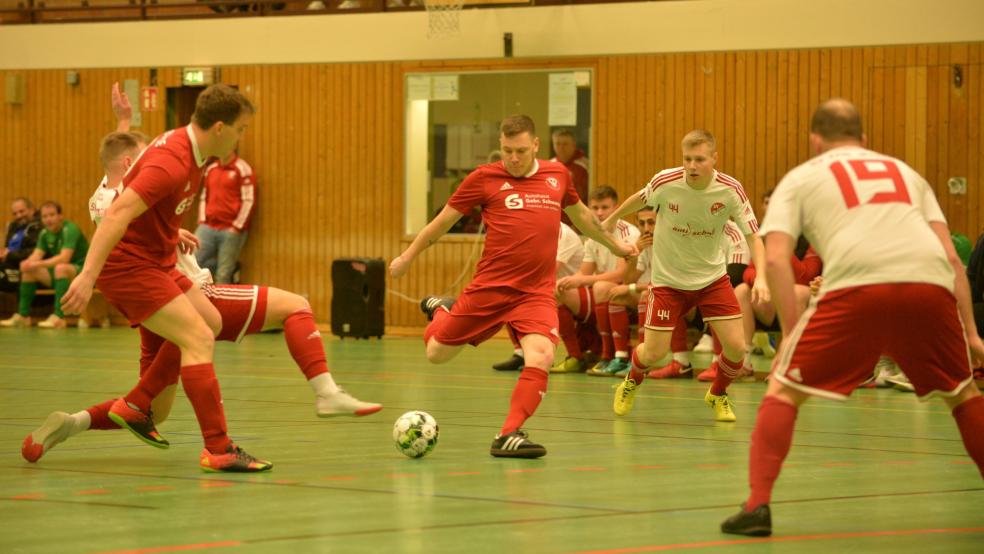 Christopher Schielicke (Bildmitte) eröffnete den Torreigen im Rheiderland-Derby. Gegen die in weiß gekleideten Jemgumer erzielte er das 1:0 für Bunde II. © Born
