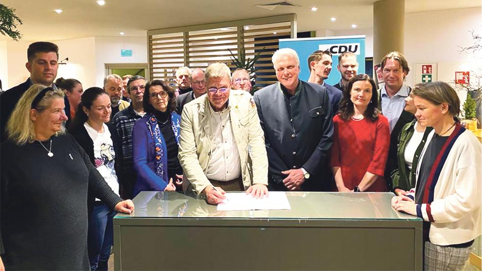 Der Bezirksvorstand der CDU Ostfriesland unterzeichnet die »Auricher Erklärung« zur Bestandsregulierung der Wölfe.  © Foto: privat