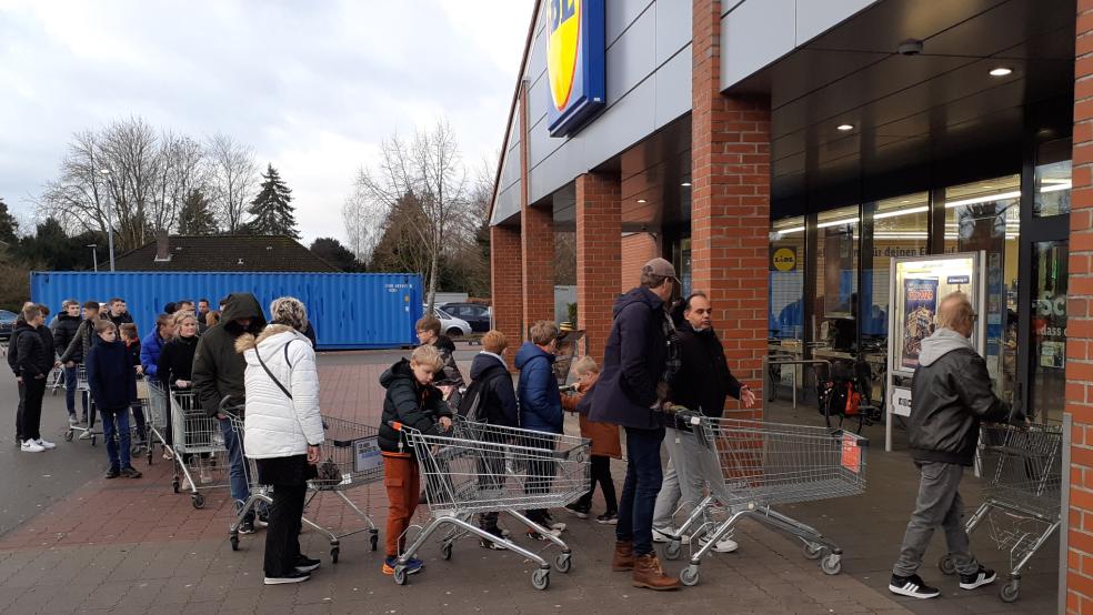 Vor den Discountern bildeten sich lange Menschenschlangen. © Foto: Berents