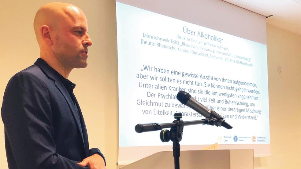 Suchttherapeut Uwe Dogs bei seinem Vortrag während des regionalen Suchthilfe-Treffens in Weener.  © Foto: Klinikum