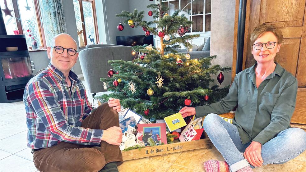 Michael und Gerda Groothues beim Auspacken der alten Tulpenkiste mit den Geschenken.  © Foto: privat
