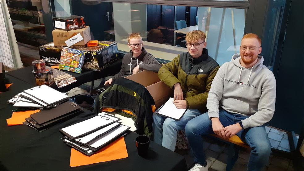 Jonas und Steffen Rose (von links) verkauften zusammen mit Trainer Marcel Frey Lose, um einen Spanientrip zu finanzieren. © Foto: Berents