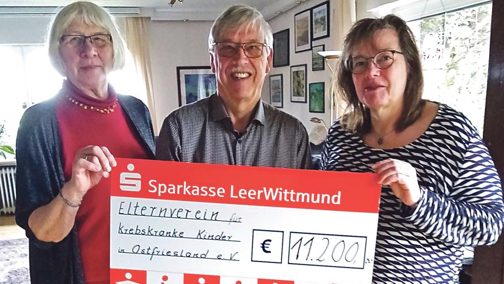 Schriftführerin Hildegard Hartmann (links) und Kassenwartin Liane Temmen überreichten Dieter Seemann vom Elternverein für krebskranke Kinder einen symbolischen Scheck.  © Foto: privat