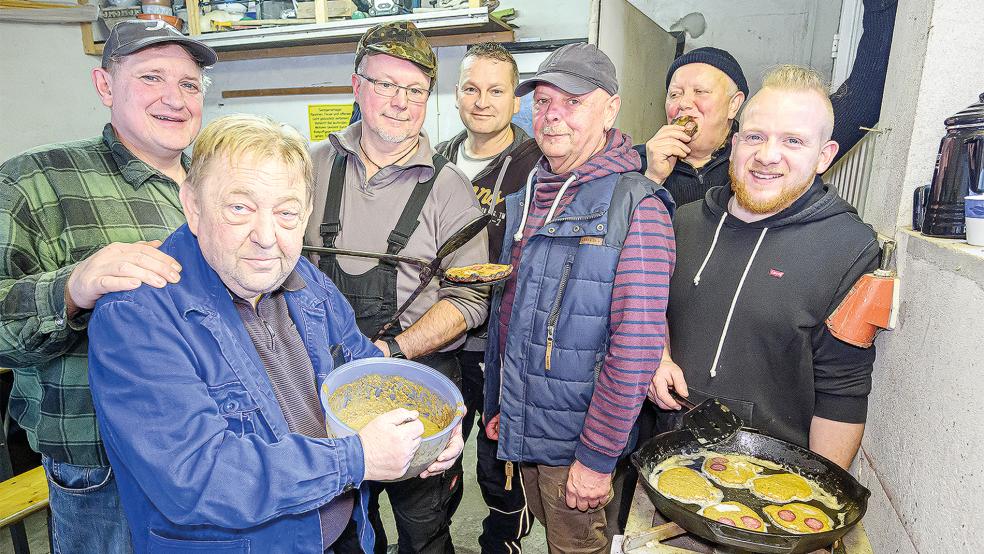 Heiner Meints, Martin Schmidt, Stefan Swart, Uwe Haken, Helmut Burmann, Arnold Burmann und Florian Smidt (von links) trafen sich in Wymeer zum nunmehr 25. Mal in Folge, um gemeinsam Speckendicken zu backen.  © Foto: Bruins