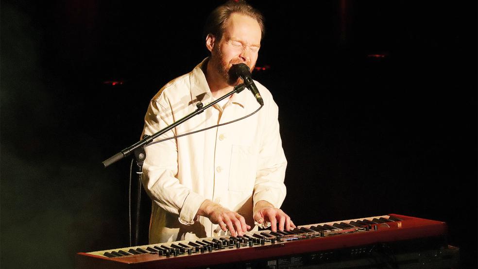 Enno Bunger spielte in Leer vor 740 Zuhörern viele Titel von seinem neuen Album »Der beste Verlierer«  © Foto: Ammermann