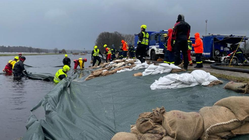 Die Tauchtrupps aus Leer und Norden sind im Einsatz gegen die Wassermassen. © Foto: privat