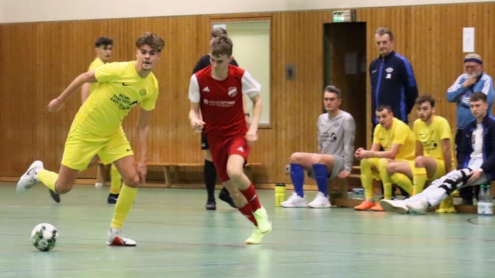 Germania Leer (gelbe Trikots) gewann mit 3:0 gegen Concordia Ihrhove in Gruppe 6. Daher flogen die Westoverledinger durch das schlechtere Torverhältnis schon in der Gruppenphase heraus. © Ammermann
