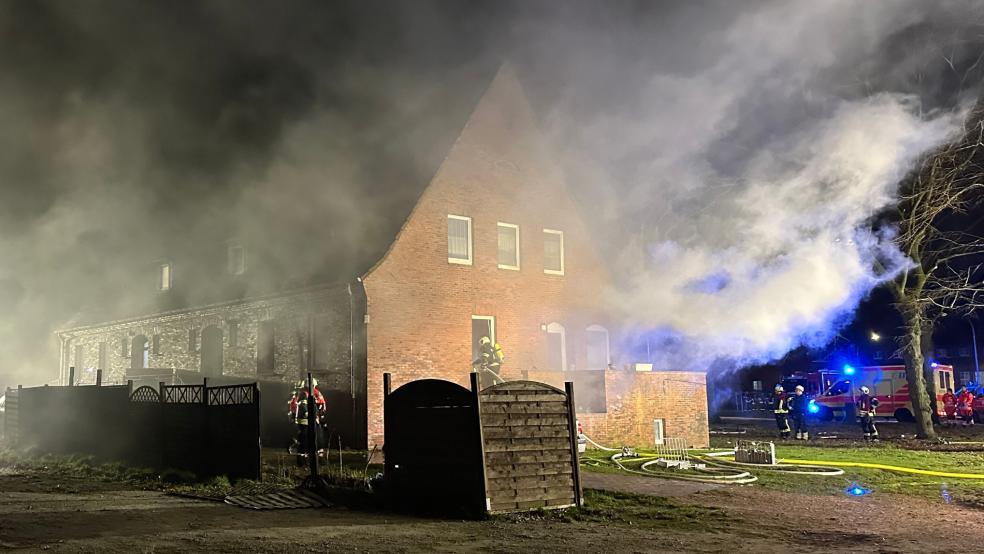 Die Doppelhaushälfte ist nach dem Zimmerbrand vorerst unbewohnbar. © Foto: Feuerwehr Aurich