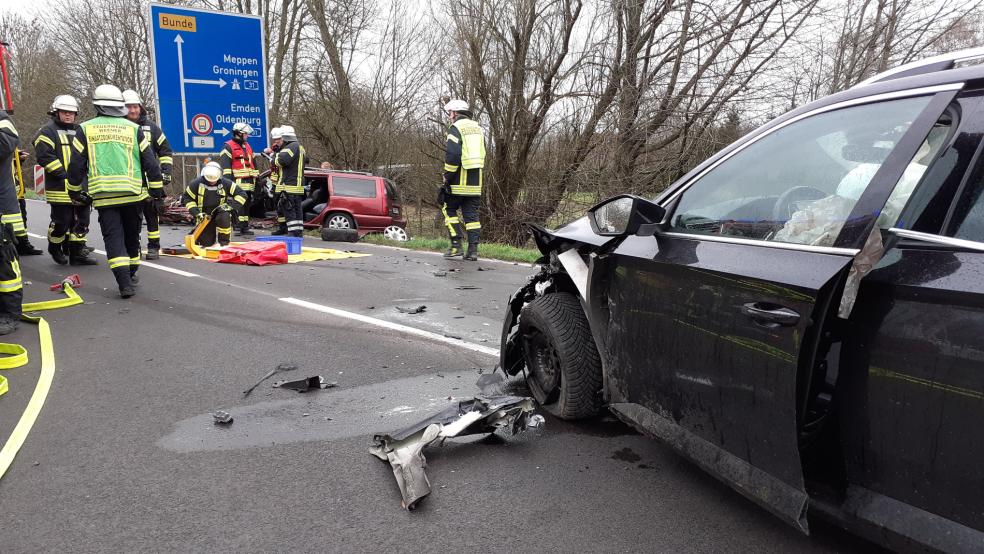 Zwischen Möhlenwarf und Bunde prallten zwei Autos aufeinander.  © Foto: Berents