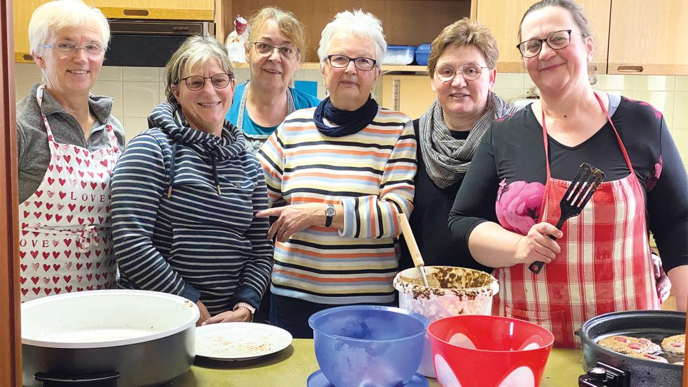 Fest in Frauenhänden war am Freitag das Speckendickenbacken im Haus der reformierten Kirchengemeinde Ditzum, wo bereits um 9 Uhr mit den Vorbereitungen begonnen wurde.  © Foto: Kuper