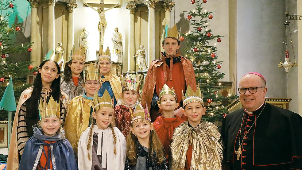 Sternsinger aus Weener nahmen an der Eröffnung der Sternsinger-Aktion 2024 im emsländischen Schapen teil. Den Gottesdienst leitete Weihbischof Johannes Wübbe (rechts).  © Foto: Katholische Kirchengemeinde St. Joseph
