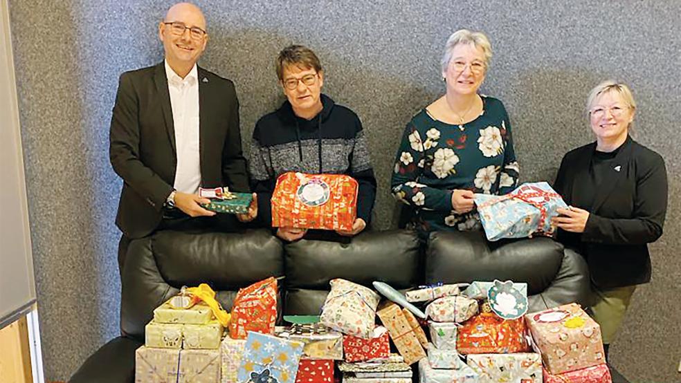 Bei der Übergabe der Geschenke (von links): Jens Strohbehn (Aldi Hesel), Christian Hildebrandt und Gudrun Schulte (beide Kinderschutzbund Leer) und Anke Krüger (Aldi Hesel).<br />  © Foto: Aldi Nord Deutschland Stiftung