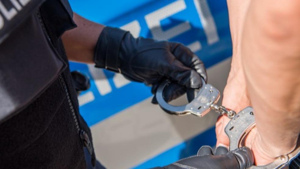 Dem Mann wird die Abgabe von Drogen an Minderjährige zur Last gelegt. © Symbolfoto: Bundespolizei