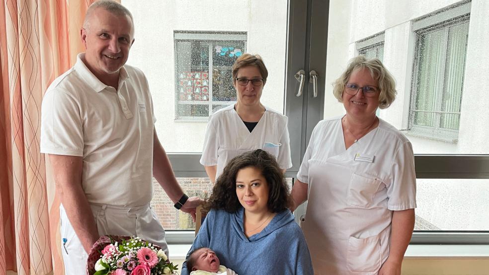 Dr. med. Jacek Skubis (Chefarzt der Klinik für Gynäkologie und Geburtshilfe), Marion Hanke (Pflegefachfrau) und Gitta Möhlmann-Cramer (Teamleitung der Gynäkologie und Geburtshilfe) freuen sich mit Mutter Tomke Arends-Eggen über die Geburt des kleinen Peter. © Foto: Klinikum Leer