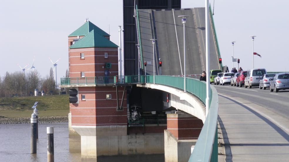 Die Jann-Berghaus-Brücke wird am Montag und Dienstag jeweils von 6 bis 22 Uhr voraussichtlich nicht für Kraftfahrzeuge passierbar sein. Landwirte rufen zur Blockade der Brücke auf. © Szyska
