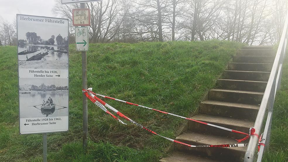 Der Emsdeich in Herbrum (Stadt Papenburg) wurde durch Sandsäcke gesichert.  © Foto: Schade