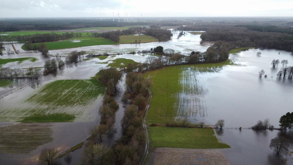 In der Nähe von Oldenburg ist die Hunte über die Ufer getreten und hat die umliegenden Wiesen und Äcker überschwemmt. Auch im Großen Meer in Südbrookmerland ist der Wasserstand hoch. © Charisius (dpa)